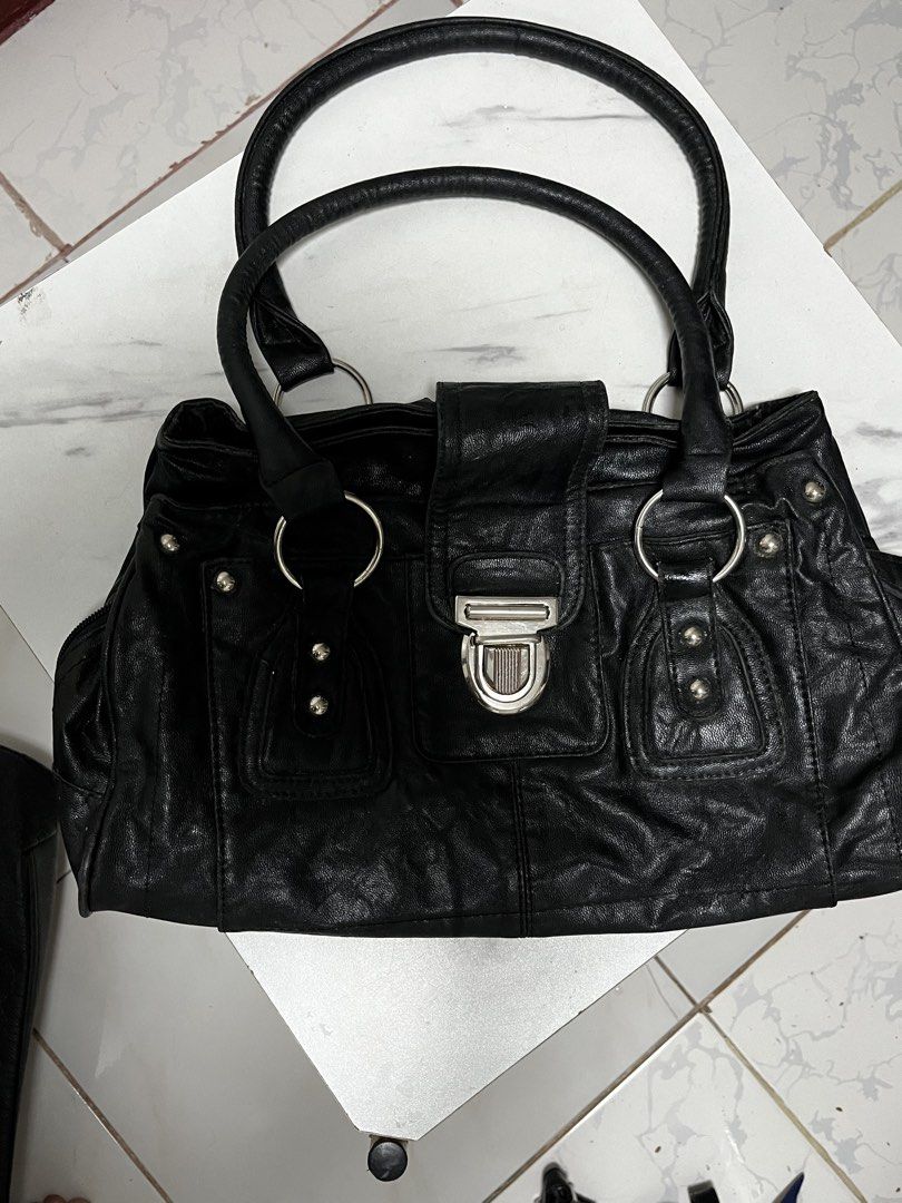 Vintage Black Bag (Category: Shoulder Bags) located in Manila. Submitted by aliamicaela (Listing ID 1467934516, Image 1). Description: .
