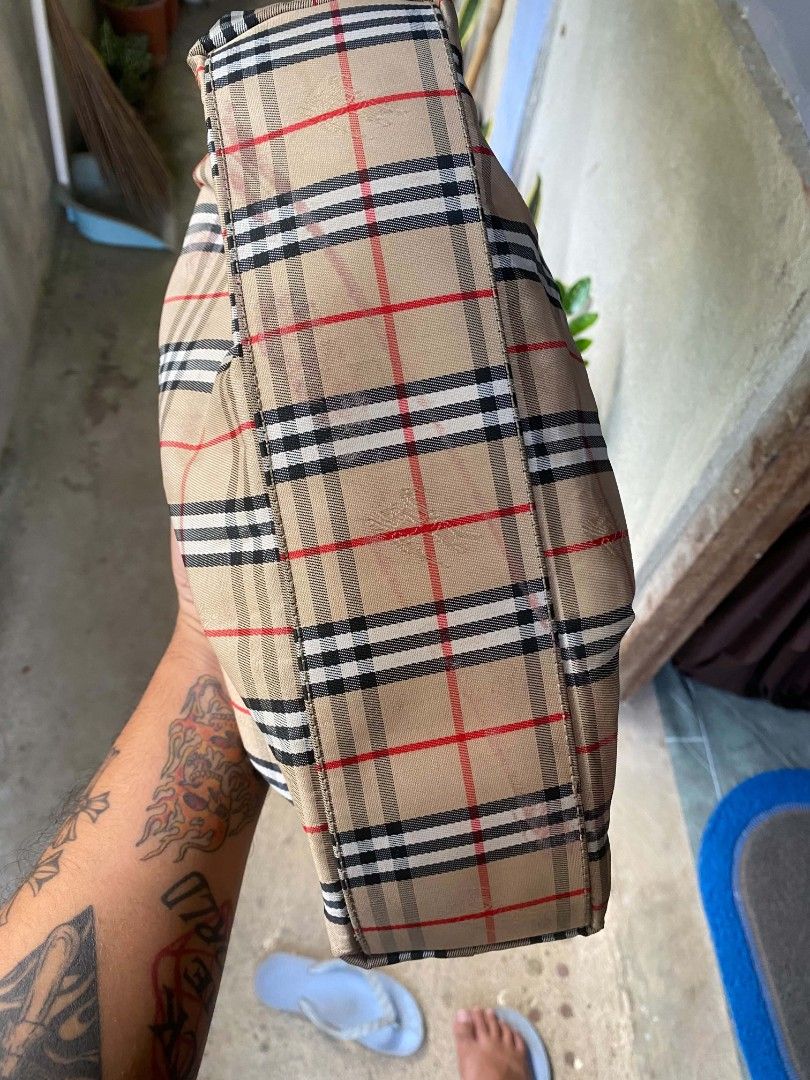 Vintage Burberry nova check drawstring bag (Category: Sling Bags) located in Borongan. Submitted by thrift-real2.0 (Listing ID 1467955656, Image 2). Description: vintage Burberry Nova chech drawstring bag excellent condition color rate:9.5/10 no issue 1500 plus sf.