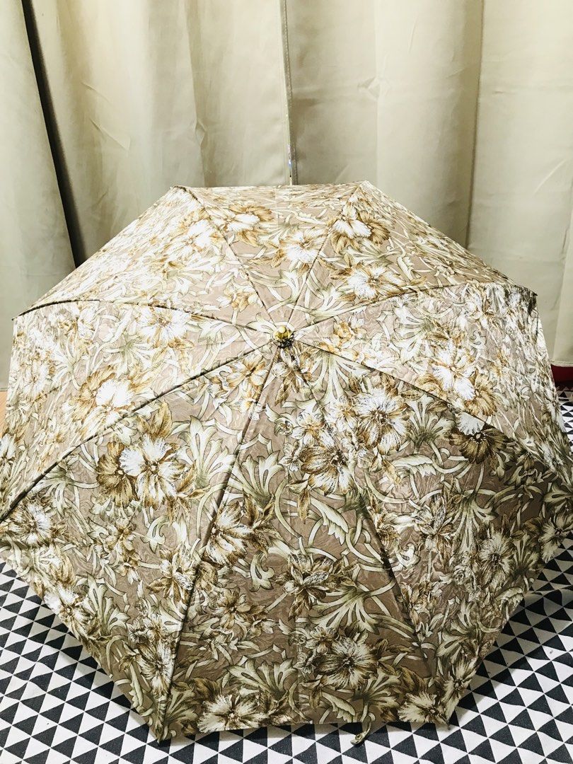 VINTAGE DESIGN UMBRELLA (Category: Umbrellas) located in Gamu. Submitted by 2022bagsbunny (Listing ID 1468007779, Image 3). Description: .
