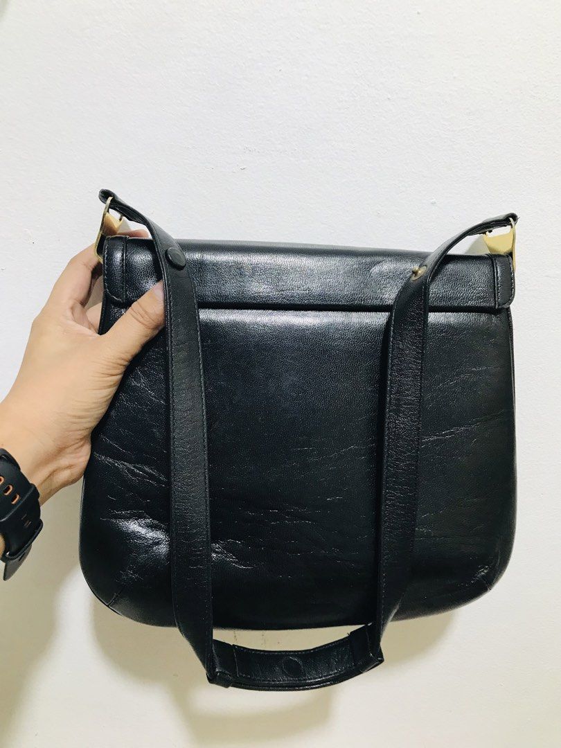 VINTAGE SHOULDER BAG (Category: Luxury Bags & Wallets) located in Gamu. Submitted by 2022bagsbunny (Listing ID 1468010361, Image 2). Description: SHOULDER BAG.