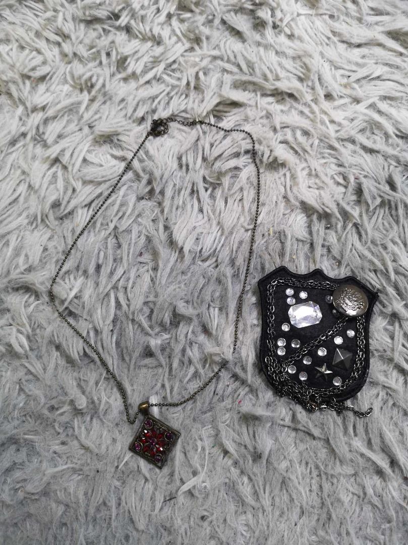 Vintage Style Pendant Necklace (Category: Necklaces) located in Santa Cruz. Submitted by jmy_surplus.2 (Listing ID 1467912590, Image 1). Description: Size ; L - 11.3 W - 1.2 Color ; Brown Type ; Necklace Brand ; No brand Material ; Synhetic Style ; Diamond Shaped Pendant Necklace LG 117 JMY 3 Batch #225.