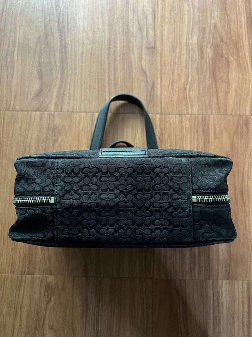 vintage Y2K Coach (Category: Luxury Bags & Wallets) located in Butuan. Submitted by arahukay.ph (Listing ID 1467874568, Image 2). Description: This item is a Y2K-era vintage Coach Signature Double Handle Cosmetic Bag, typically crafted from black jacquard canvas fabric featuring the iconic mini “C” monogram pattern alongside smooth black leather panels and dual top handles. .