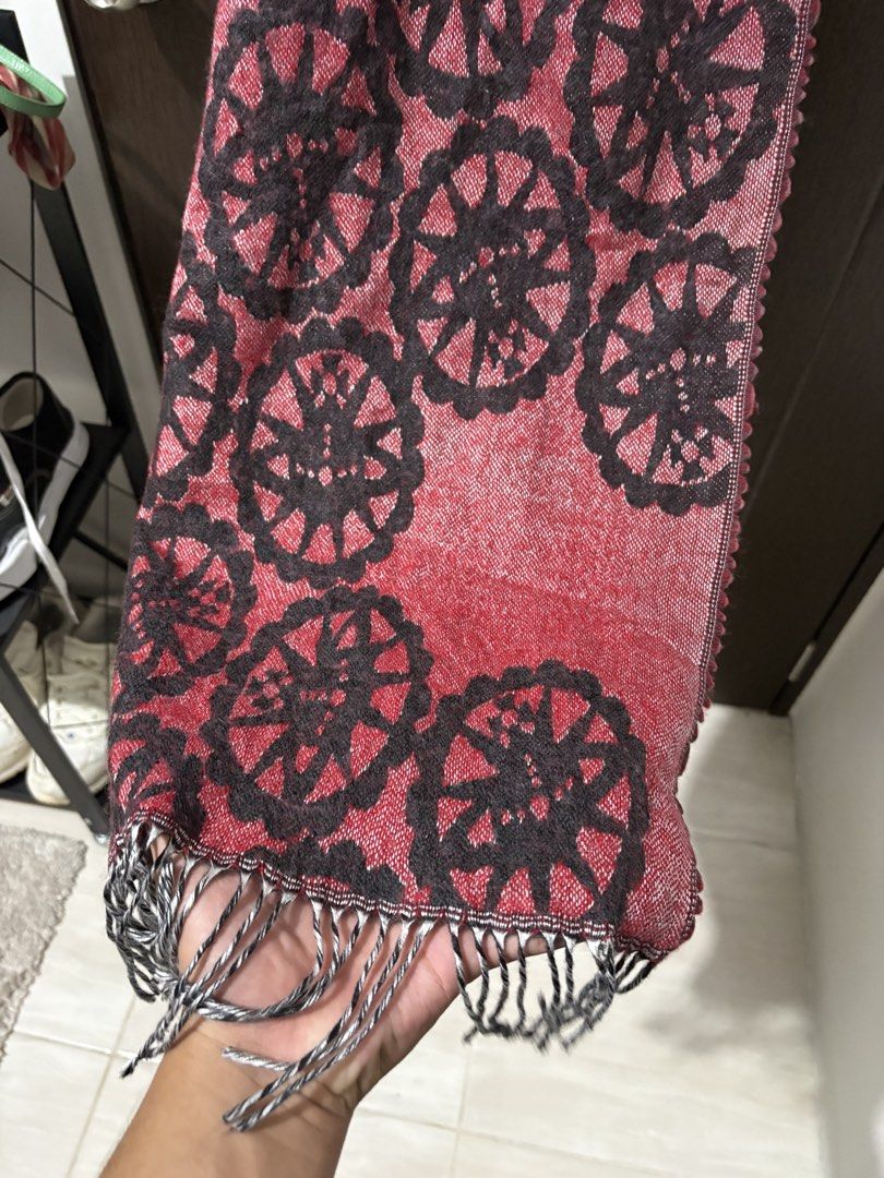 VIVIENNE WESTWOOD LOGO SCARF (Category: Luxury Accessories) located in Naga. Submitted by sislovesme (Listing ID 1467976205, Image 2). Description: •9.5/10 CONDITION •NO FLAWS •AUTHENTIC.