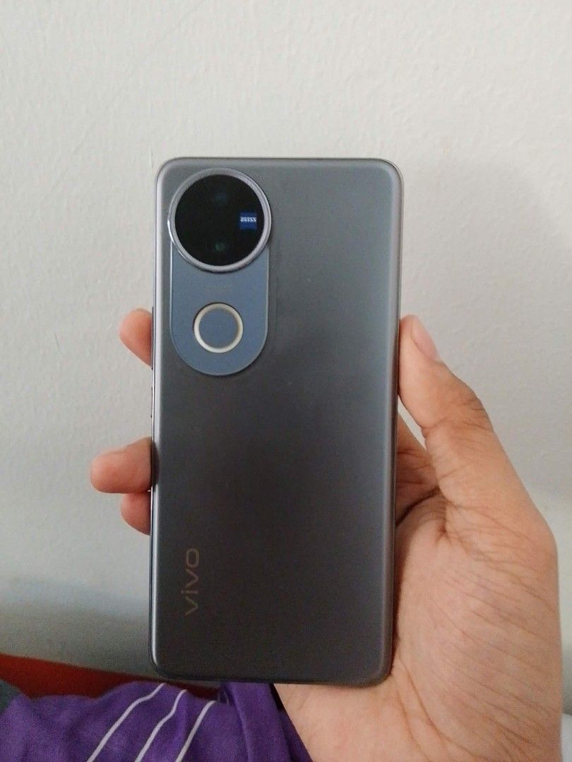VIVO V50 5G Satin Black (Category: Vivo) located in Daet. Submitted by kentotcond64839 (Listing ID 1467942218, Image 1). Description: Display: 6.77-inch AMOLED, 120Hz Processor: Snapdragon 7 Gen 3 RAM: 8GB / 12GB Storage: 256GB / 512GB OS: Android 15 Main Features Rear cameras: 50MP main with OIS + 50MP ultrawide Front camera: 50MP autofocus Battery: 6,000mAh Charging: 90W fast charging Network: 5G Water resistance: IP68/IP69 Fingerprint: In-disp