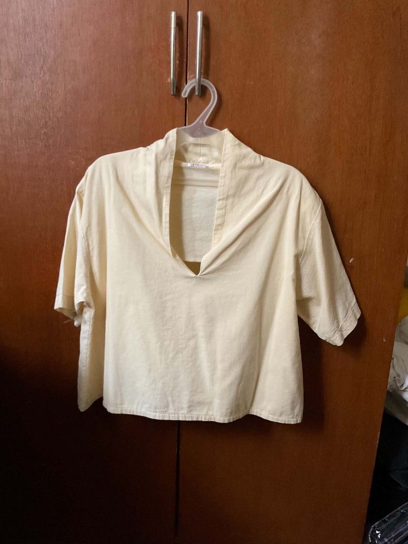 V-neck short sleeve cropped - Yellow (Category: Blouses) located in Marikina City. Submitted by rm8108 (Listing ID 1467866766, Image 1). Description: - Color: Yellow - Material: cotton - can send more photos - Cut: Short sleeves, boxy cropped fit (width: 20; length: 18) - size large - fits medium-large - Details: Deep V-neckline with folded collar 📍Las piñas / Manila / Marikina .