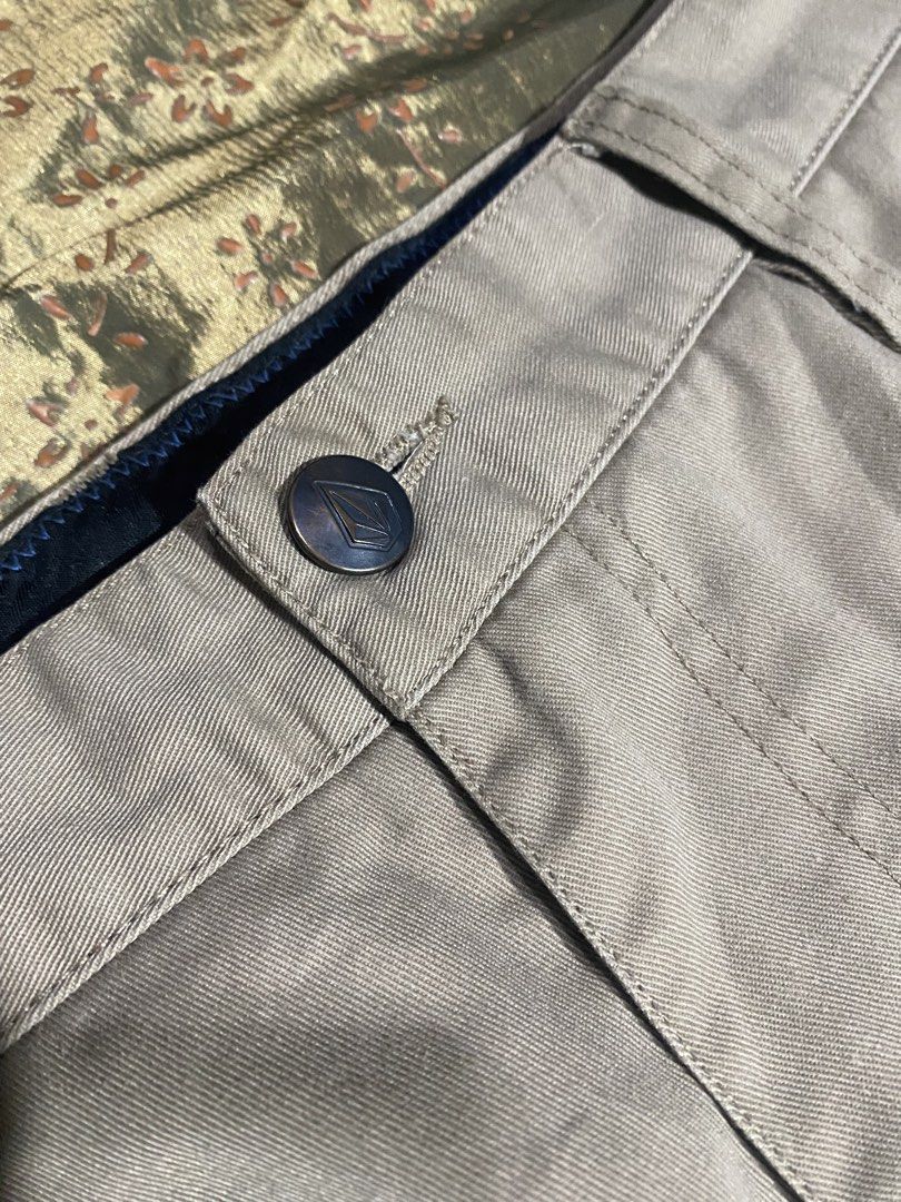 Volcom ahorts (Category: Shorts) located in Paracale. Submitted by marthtift_88marceloveri (Listing ID 1467862776, Image 3). Description: Authentic Dimes 17x21 Size 32 on tag Like new condition Color No issue.