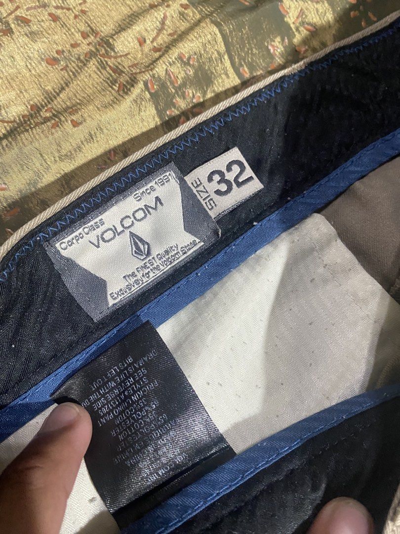 Volcom ahorts (Category: Shorts) located in Paracale. Submitted by marthtift_88marceloveri (Listing ID 1467862776, Image 2). Description: Authentic Dimes 17x21 Size 32 on tag Like new condition Color No issue.
