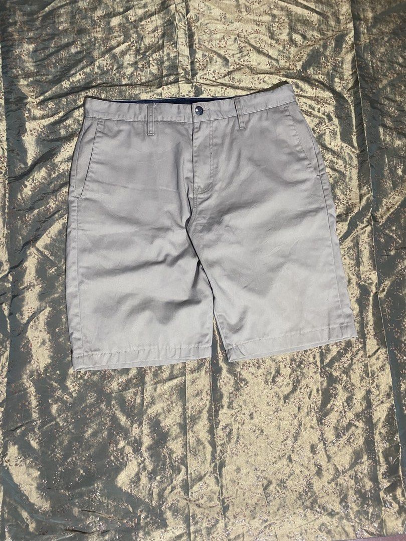 Volcom ahorts (Category: Shorts) located in Paracale. Submitted by marthtift_88marceloveri (Listing ID 1467862776, Image 1). Description: Authentic Dimes 17x21 Size 32 on tag Like new condition Color No issue.