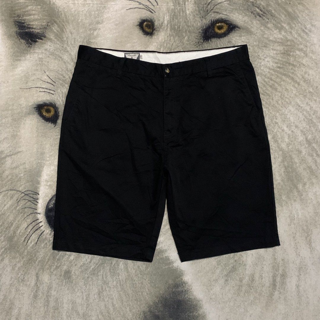 Volcom Black Shorts (Category: Shorts) located in Bulacan. Submitted by puronghustlin (Listing ID 1467976611, Image 2). Description: Volcom black shorts in size 38. Clean classic design with rear welt pockets and iconic Volcom stone logo embroidered near the hem. Belt loops around the waistline and standard button fly closure. Solid everyday staple piece for casual wear, skating, or hanging out. -38x24.