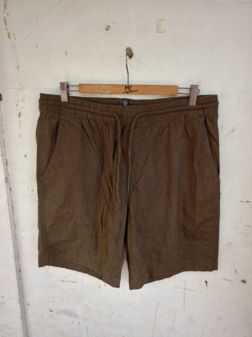 Volcom brown drawstring shorts size L (Category: Shorts) located in Santiago. Submitted by street.hustlin (Listing ID 1467886075, Image 2). Description: VOLCOM STONE SHORT Actual Color - Army Green Color may vary due to lightning ⚡ Size - Large Waistline - 34 up 40 inches Length - 19 Leg opening - 12 Excellent condition No flaw PHP 580 + sf Location Santiago City Isabela ‼️ .