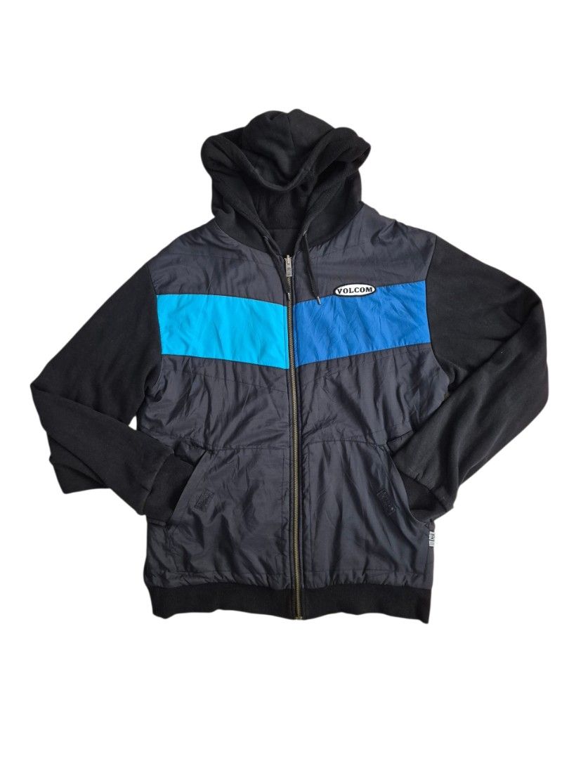 Volcom full zip reversible hoodie size large (Category: Coats, Jackets and Outerwear) located in Manila. Submitted by ifyouknowyouknow_ (Listing ID 1467892318, Image 1). Description: Volcom full-zip hooded jacket featuring a quilted/nylon chest panel with a contrasting bright blue colorblock and the Volcom logo patch on the left chest.reversible hoodie size large.