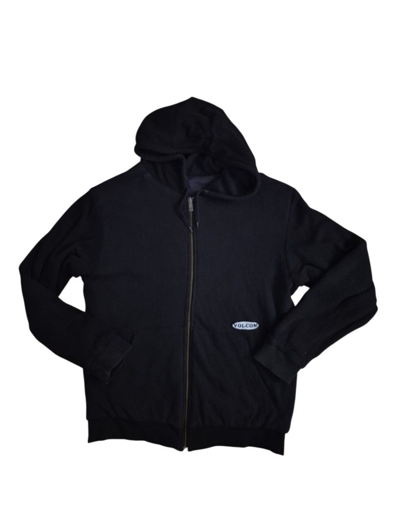 Volcom full zip reversible hoodie size large (Category: Coats, Jackets and Outerwear) located in Manila. Submitted by ifyouknowyouknow_ (Listing ID 1467892318, Image 3). Description: Volcom full-zip hooded jacket featuring a quilted/nylon chest panel with a contrasting bright blue colorblock and the Volcom logo patch on the left chest.reversible hoodie size large.