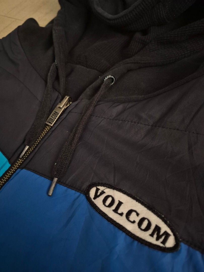 Volcom full zip reversible hoodie size large (Category: Coats, Jackets and Outerwear) located in Manila. Submitted by ifyouknowyouknow_ (Listing ID 1467892318, Image 2). Description: Volcom full-zip hooded jacket featuring a quilted/nylon chest panel with a contrasting bright blue colorblock and the Volcom logo patch on the left chest.reversible hoodie size large.