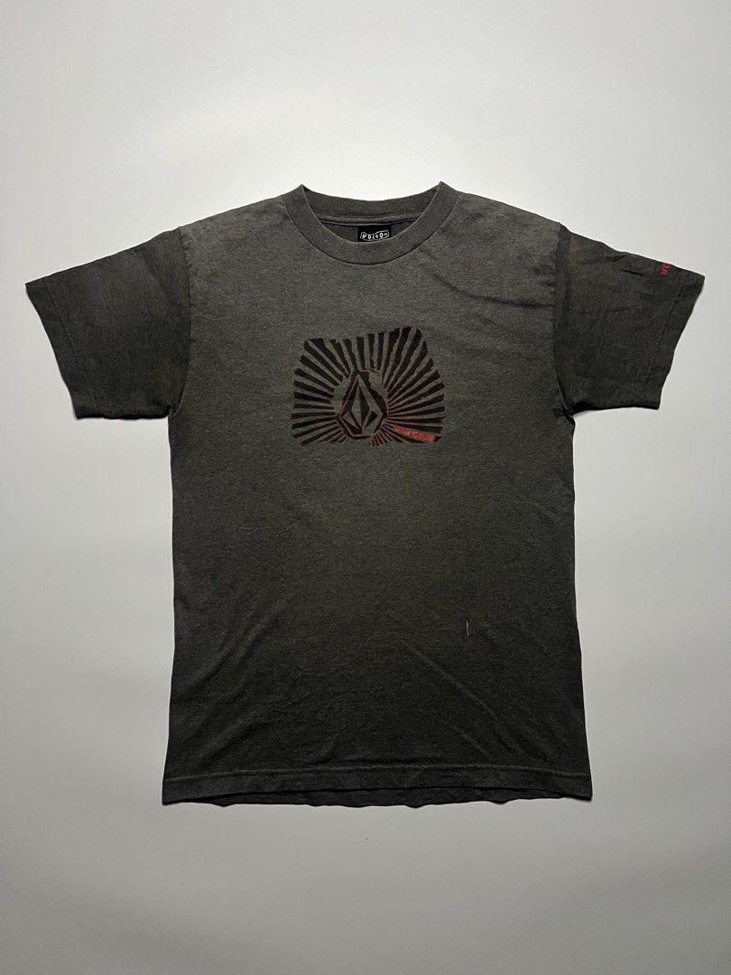 Volcom Graphic T-Shirt Grey Size S (Category: Tshirts & Polo Shirts ) located in Baler. Submitted by allthrifted31 (Listing ID 1467872288, Image 1). Description: : Small on tag Width: 18 Length: 26.5 Condition: Excellent Color rate: 8.5/10 Issue: Small paint (visible sa picture) .