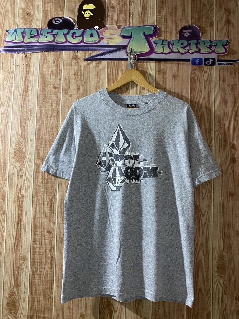 Volcom Shirt (Category: Tshirts & Polo Shirts ) located in Tagbilaran City. Submitted by westcost (Listing ID 1467912085, Image 1). Description: Volcom Shirt🔥 ▫️Width:21 ▫️Length:28.5 📌color rate:9/10 📌flawless 📌minor hairlines 📌need wash.
