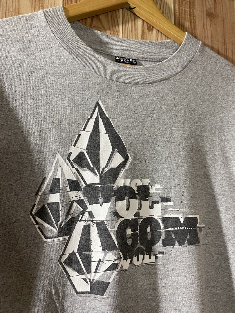 Volcom Shirt (Category: Tshirts & Polo Shirts ) located in Tagbilaran City. Submitted by westcost (Listing ID 1467912085, Image 2). Description: Volcom Shirt🔥 ▫️Width:21 ▫️Length:28.5 📌color rate:9/10 📌flawless 📌minor hairlines 📌need wash.