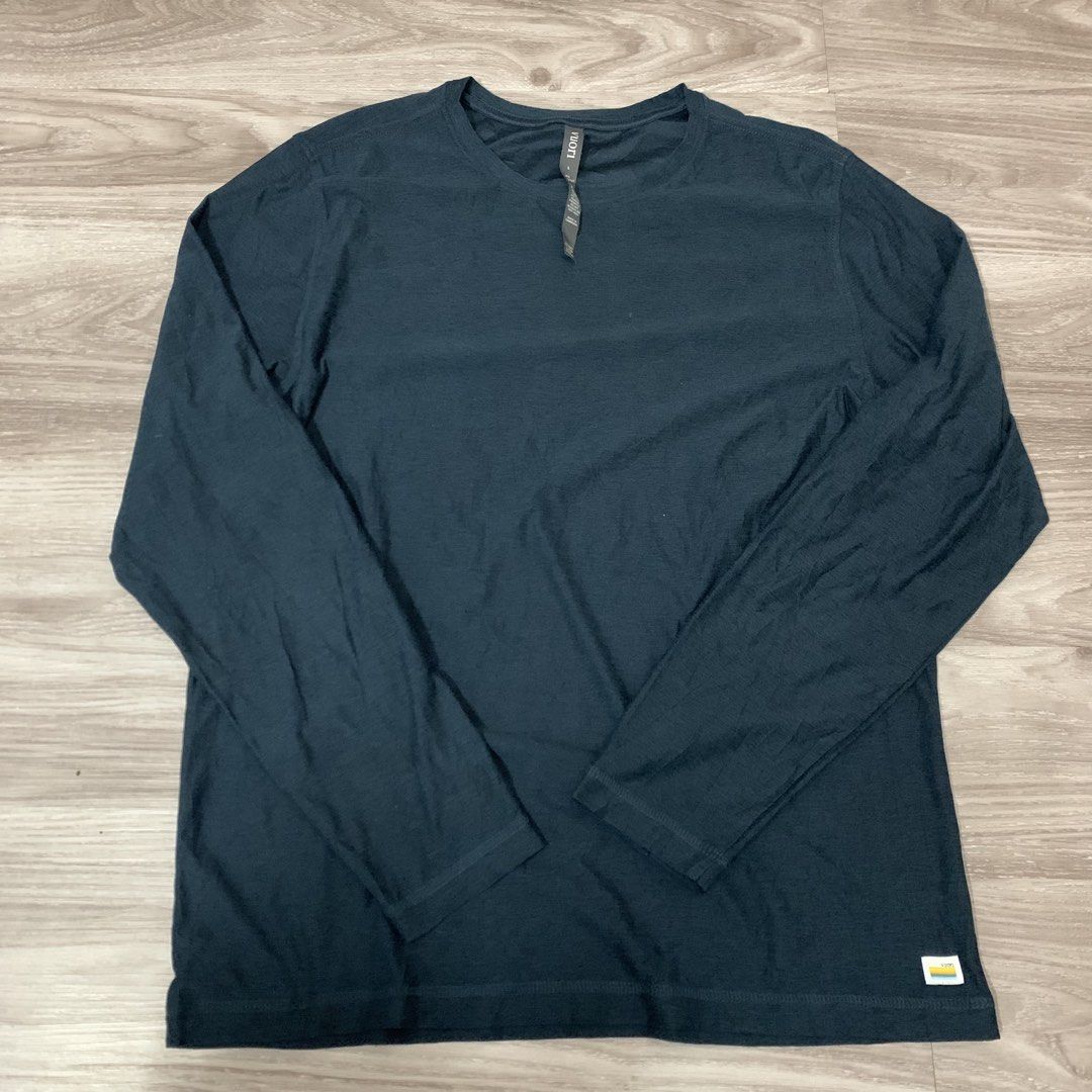 Vouri longsleeves (Category: Activewear) located in Cavite. Submitted by yobubsss (Listing ID 1468044104, Image 1). Description: Size large 22w 29L Good condition No issue .