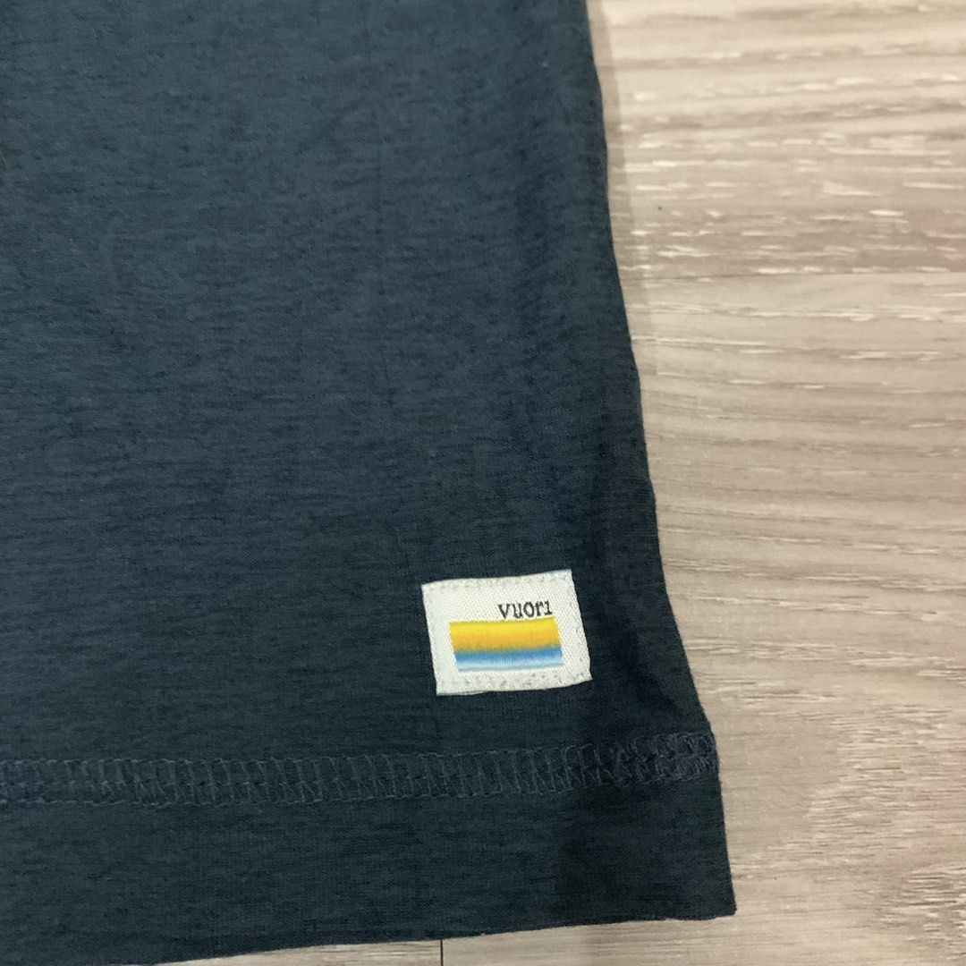 Vouri longsleeves (Category: Activewear) located in Cavite. Submitted by yobubsss (Listing ID 1468044104, Image 3). Description: Size large 22w 29L Good condition No issue .