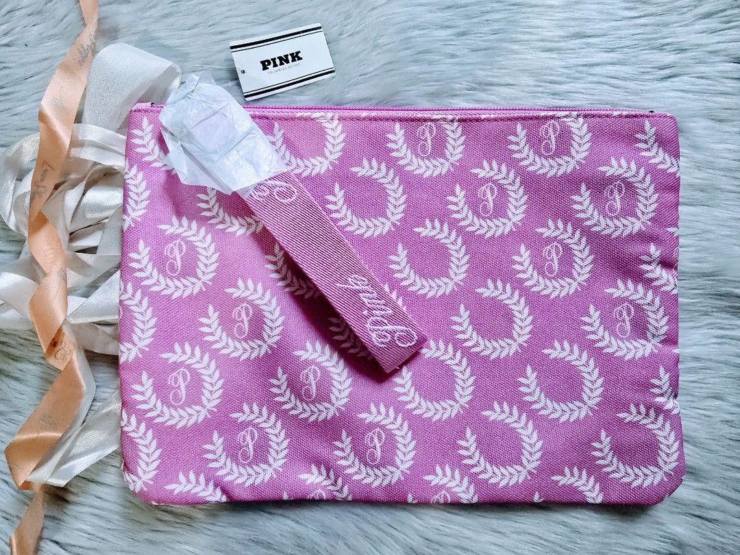 VS Pink top-zip pouch/make up bag (Category: Clutches) located in Taguig. Submitted by dhescabero (Listing ID 1467889026, Image 1). Description: Brand new with tag. VS Pink top-zip pouch/make up bag Size 10x8 inches Price Php500 Guaranteed original, bought in VS US 🇺🇲 Strictly no reservations. Item is only considered sold once fully paid. Location Acacia Estates Taguig. Shipping via lalamove or J&T (shouldered by buyer).