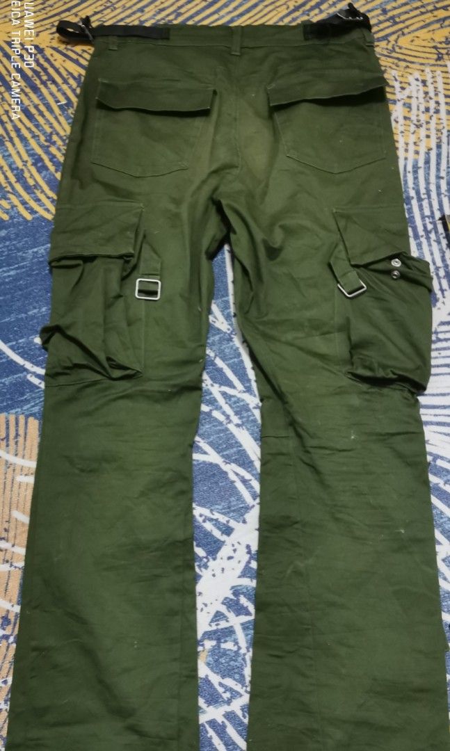 Vuja de olive green utility cargo jeans (Category: Jeans) located in San Jose. Submitted by thrift_ni_sir (Listing ID 1468053852, Image 2). Description: Excellent condition MOP gcash MOD j&t Add shipping fee.