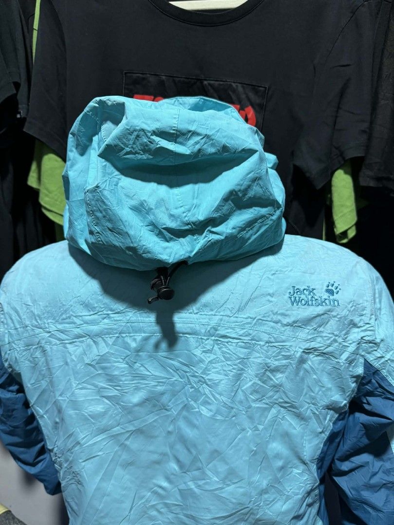 Waterproof/Winbreaker (Category: Coats, Jackets and Outerwear) located in Bulacan. Submitted by ukaybrandedshop (Listing ID 1467853144, Image 3). Description: JACK WOLFSKIN OUTDOOR JACKET - UNISEX 💙🌧️ Pang lalaki, pang babae pwede! 👫 Brand: Jack Wolfskin (Legit) Tech: Texapore - Waterproof / Windproof / Lightweight Color: Light Blue / Navy Two-tone Condition: Excellent / No Issue / No Butas ✨ 📏 DIMES: 20W x 26L x 24 Sleeve Size on tag: M / Fi
