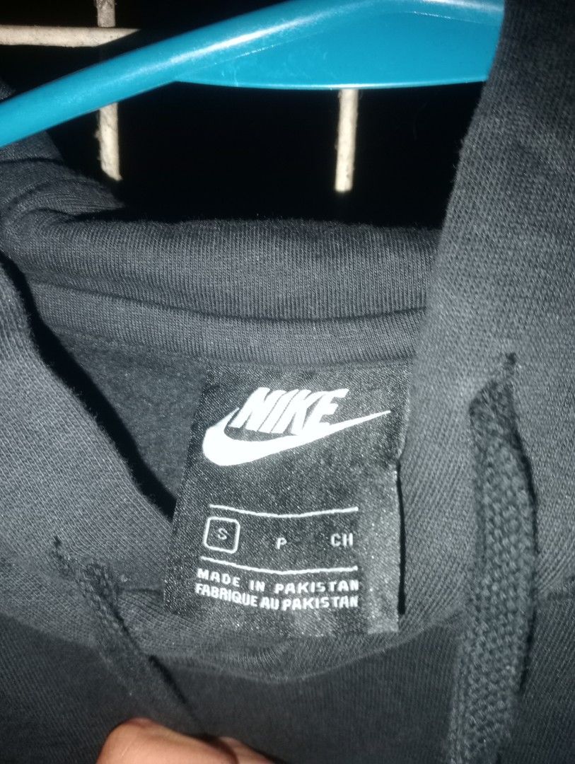 wear this Nike hoodie (Category: Coats, Jackets and Outerwear) located in Quezon. Submitted by thrift_naku (Listing ID 1467851733, Image 2). Description: W21 L27.
