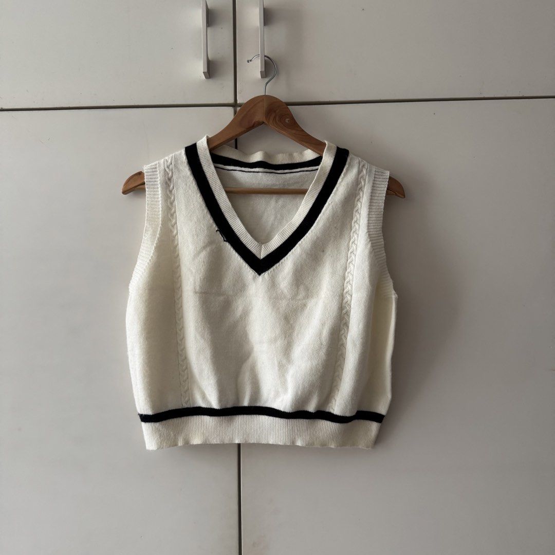 white & black knitted vest (Category: Sleeveless) located in Paranaque City. Submitted by ursaturdayfaves (Listing ID 1467919315, Image 1). Description: .