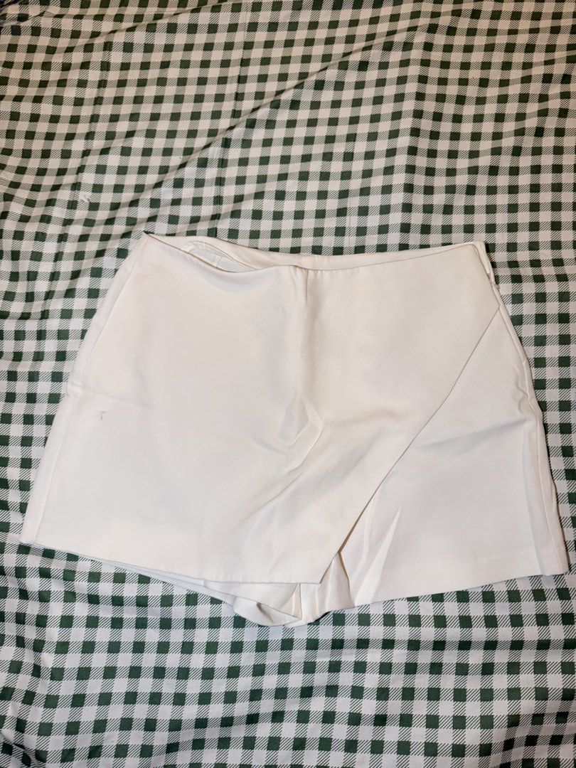 White Asymmetrical Skorts Size 3XL (Category: Skirts) located in San Miguel. Submitted by matchalatte23_ (Listing ID 1467995922, Image 1). Description: .