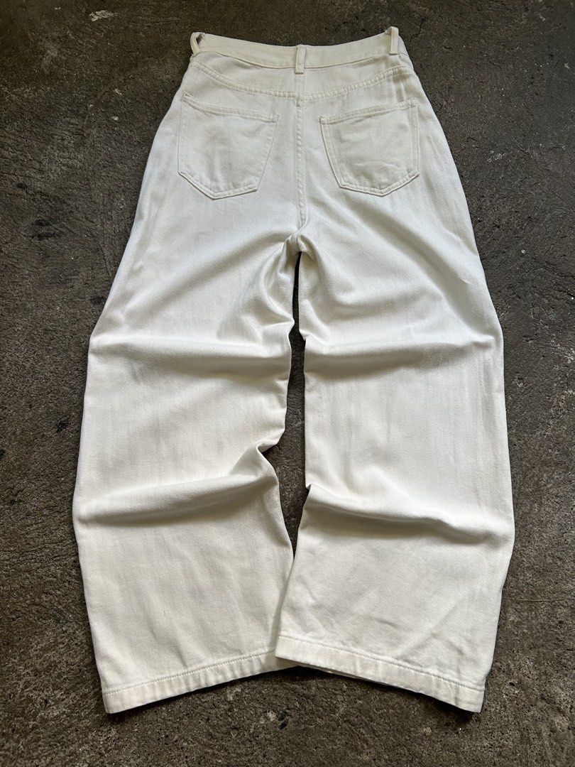 White Baggy Wideleg Pants (Category: Jeans) located in Caloocan City. Submitted by hustlenhunt (Listing ID 1467874517, Image 2). Description: •Dimes: Waist-28 •Length- 41 •Leg opening-11 •Thigh-11.5 •Issue: minimal stain •Color- white •Condition- 9/10 •MOP- Gcash/BDO •MOD- JNT/LALAMOVE/MEET-UP 📍North Caloocan.