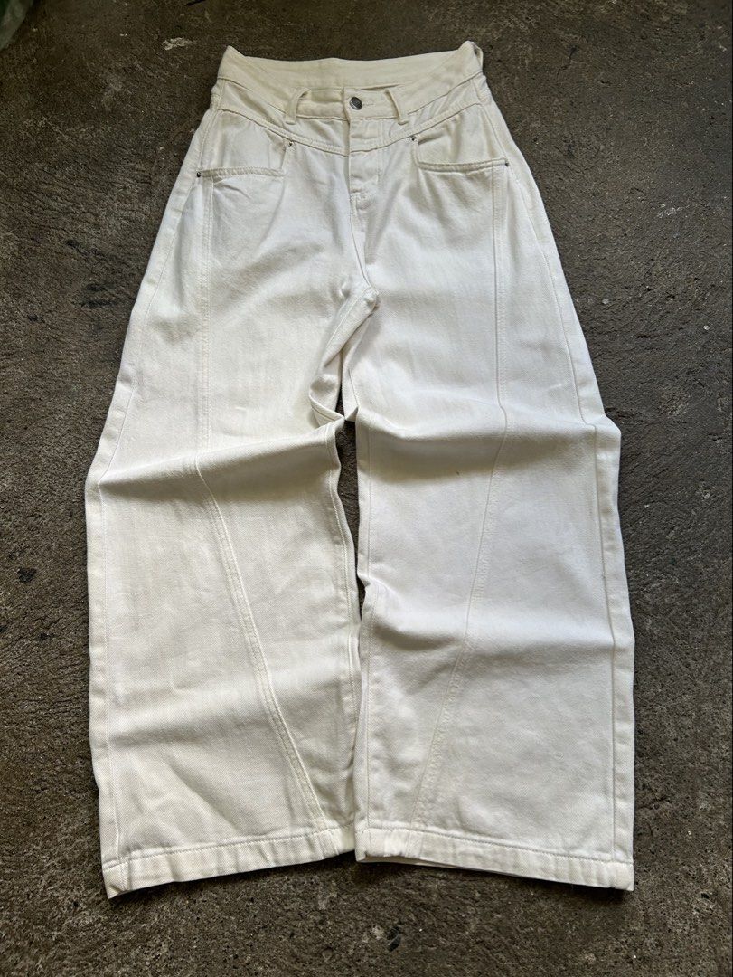 White Baggy Wideleg Pants (Category: Jeans) located in Caloocan City. Submitted by hustlenhunt (Listing ID 1467874517, Image 1). Description: •Dimes: Waist-28 •Length- 41 •Leg opening-11 •Thigh-11.5 •Issue: minimal stain •Color- white •Condition- 9/10 •MOP- Gcash/BDO •MOD- JNT/LALAMOVE/MEET-UP 📍North Caloocan.