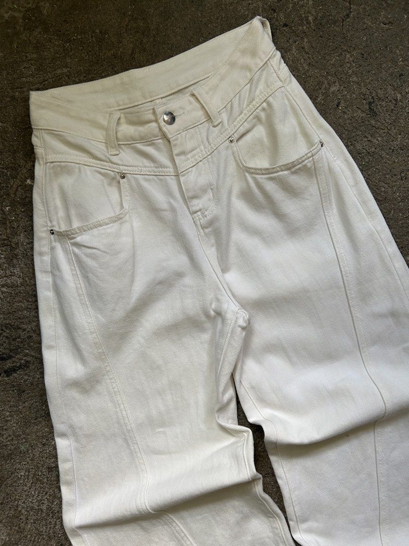 White Baggy Wideleg Pants (Category: Jeans) located in Caloocan City. Submitted by hustlenhunt (Listing ID 1467874517, Image 3). Description: •Dimes: Waist-28 •Length- 41 •Leg opening-11 •Thigh-11.5 •Issue: minimal stain •Color- white •Condition- 9/10 •MOP- Gcash/BDO •MOD- JNT/LALAMOVE/MEET-UP 📍North Caloocan.