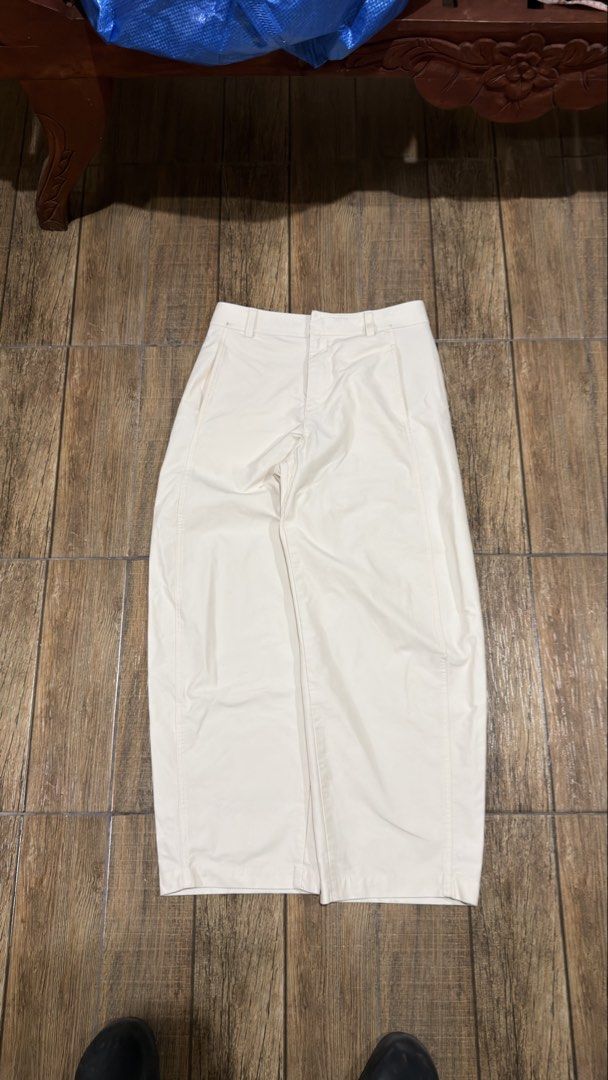WHITE BARREL PANTS (Category: Other Bottoms) located in Manila. Submitted by urban-vintage_2 (Listing ID 1467978969, Image 3). Description: ISSUE: SEE THE PICS FOR ISSUE (NEED WASH) MOP :GCASH (NO COD) SHIP VIA: LALAMOVE & J&T LOCATION: PASIG CITY LENGTH: 40 WIDTH : 30 HEM : 10.