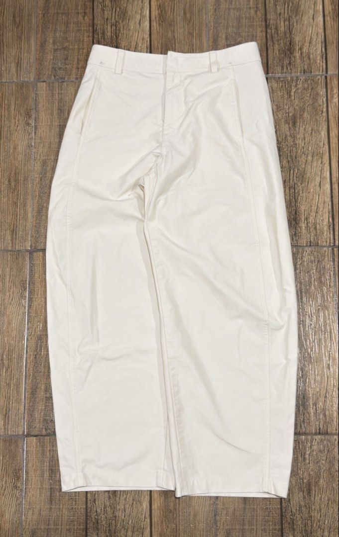 WHITE BARREL PANTS (Category: Other Bottoms) located in Manila. Submitted by urban-vintage_2 (Listing ID 1467978969, Image 1). Description: ISSUE: SEE THE PICS FOR ISSUE (NEED WASH) MOP :GCASH (NO COD) SHIP VIA: LALAMOVE & J&T LOCATION: PASIG CITY LENGTH: 40 WIDTH : 30 HEM : 10.