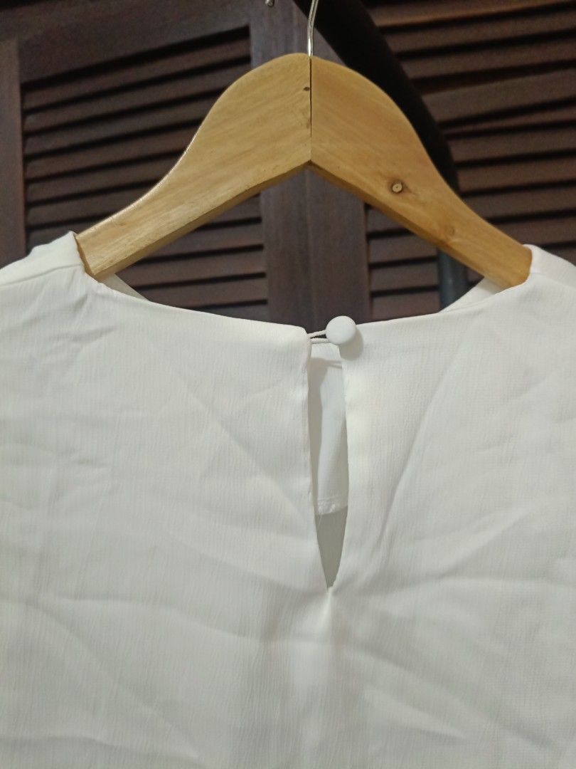 White Blouse Ruffle (Category: Blouses) located in Manila. Submitted by byjrb (Listing ID 1468030762, Image 2). Description: 🛍️ Brand-new items from SHEIN, Emery Rose, Zaful & more! Size : Large 📦 Shipping: LBC / J&T / Lalamove 💸 MOP: GCash / BPI only DM for inquiries! 💌.