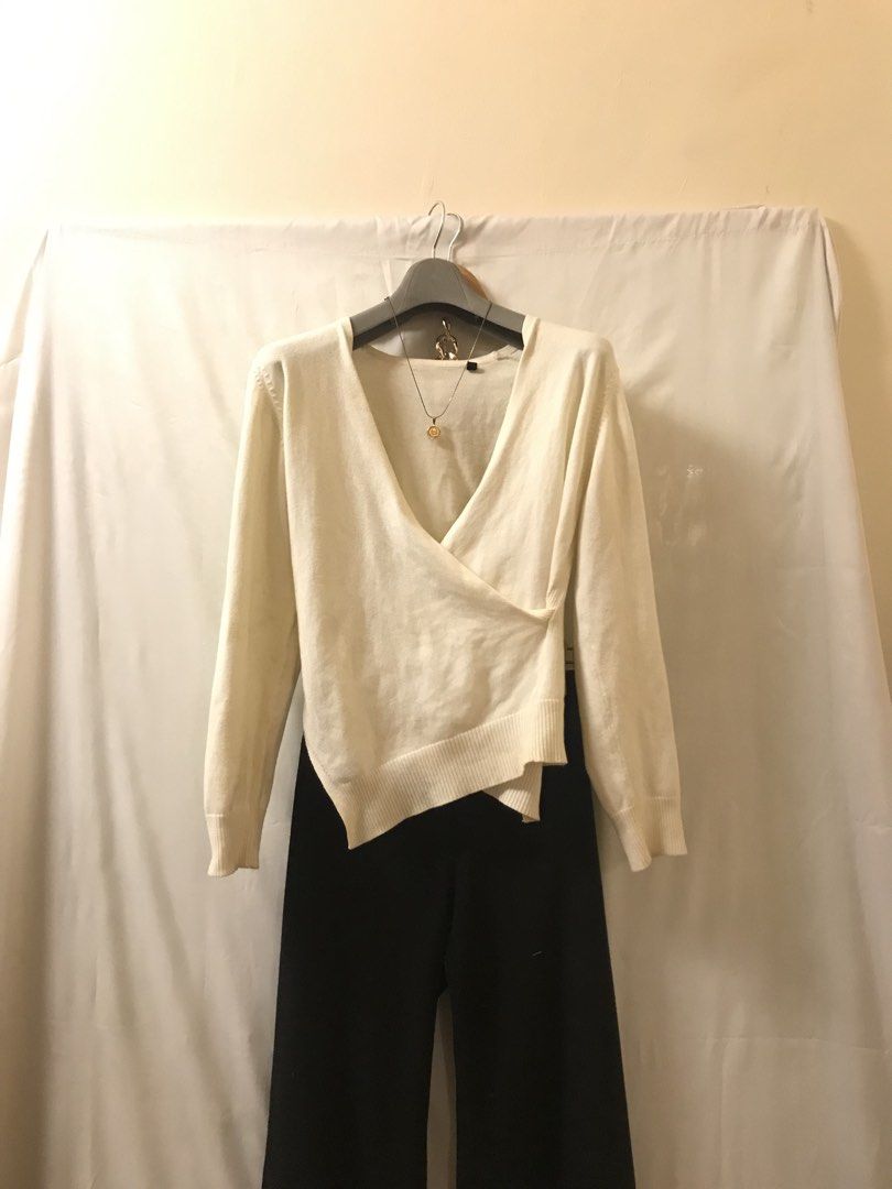 White classy cotton blouse (Category: Longsleeves) located in Manila. Submitted by 414studio (Listing ID 1468042028, Image 3). Description: medium Good quality In good condition (Scarf and accessories are not included) .