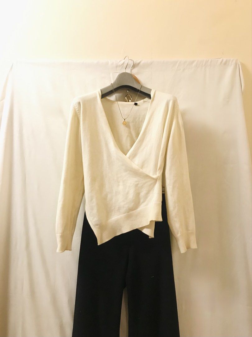 White classy cotton blouse (Category: Longsleeves) located in Manila. Submitted by 414studio (Listing ID 1468042028, Image 1). Description: medium Good quality In good condition (Scarf and accessories are not included) .