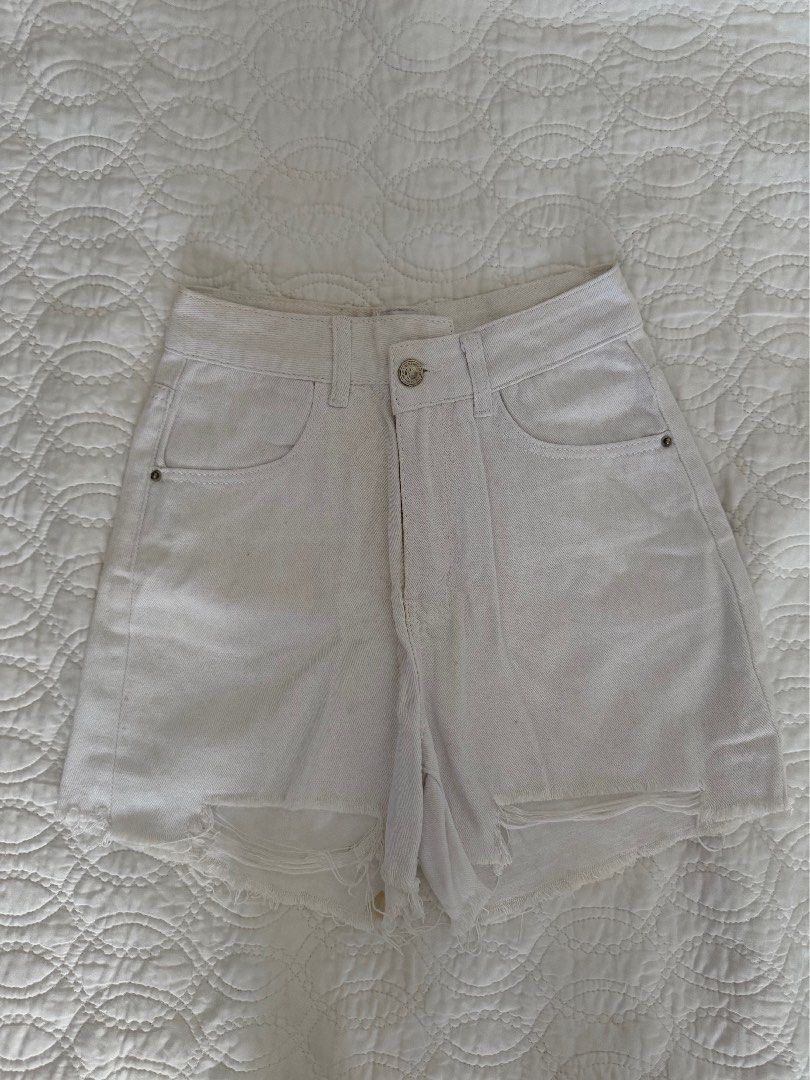 White Denim Princess Polly Shorts (Category: Shorts) located in Quezon City. Submitted by kelangot (Listing ID 1467921642, Image 1). Description: Selling this item in good condition! Brand: princess polly Size: small Condition: worn only a few times to the beach Color: white denim RFS: decluttering 📦 Shipping: C/O buyer 💸 Payment: GCash, BPI, or GoTyme Feel free to message me for inquiries Strictly no cancellations, returns, or refunds. Happy s