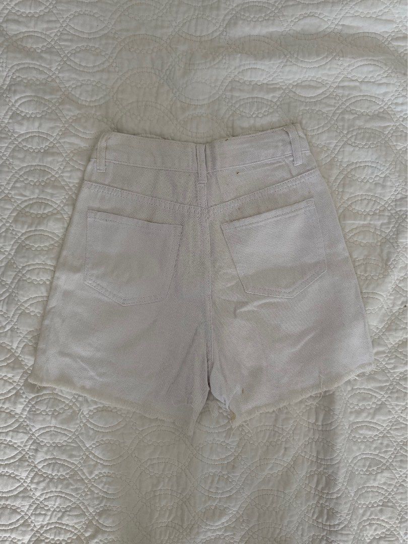 White Denim Princess Polly Shorts (Category: Shorts) located in Quezon City. Submitted by kelangot (Listing ID 1467921642, Image 3). Description: Selling this item in good condition! Brand: princess polly Size: small Condition: worn only a few times to the beach Color: white denim RFS: decluttering 📦 Shipping: C/O buyer 💸 Payment: GCash, BPI, or GoTyme Feel free to message me for inquiries Strictly no cancellations, returns, or refunds. Happy s