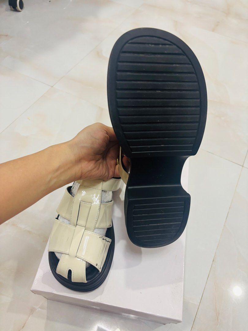White Gladiator Chunky Platform Sandals (Category: Sandals) located in Quezon City. Submitted by ryleen25 (Listing ID 1467888014, Image 2). Description: 👟 VSHOES FOR SALE! 👟 ✨ Price: ₱1,500 📏 Size: 24cm 📦 With original box 💗 Once used only — may slight damage lang. Please see photos for the condition. 🧹 RFS: Decluttering 📍 Location: North Caloocan 💸 MOP: GCash / Bank Transfer 📩 DM/PM if interested! Serious buyers only. 🫶.
