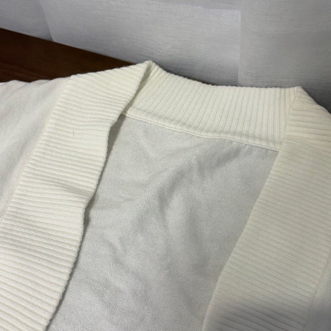White Knitted Bolero (Category: Others Tops) located in Taguig. Submitted by beelauver (Listing ID 1467952913, Image 3). Description: .