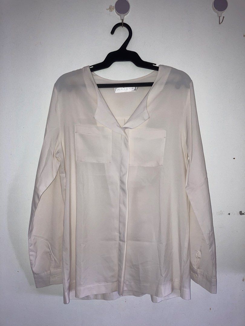 White long-sleeve blouse with front pockets design (Category: Longsleeves) located in Daraga. Submitted by nanasnonsense (Listing ID 1468019225, Image 2). Description: Medium on tag but can fit small to medium body frame PROMO! BUY 9 FOR 500 + GET 1 FREE - applicable for PHP 79 tops and/or dresses from my listings - choose free item from free pile Items are all preloved or thrifted so please manage your expectations. Thank you! .
