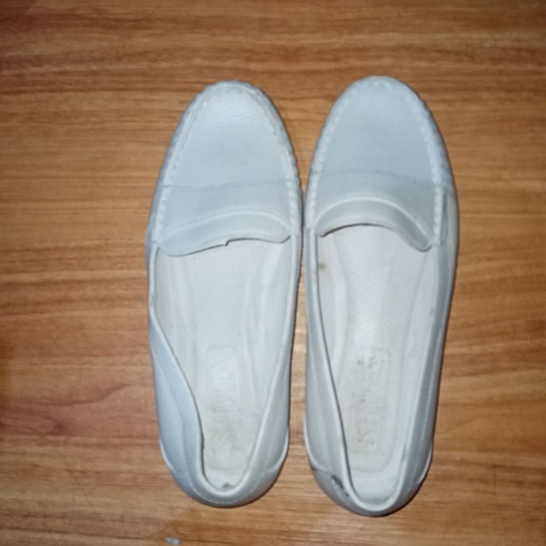 white medical shoes (Category: Shoe inserts) located in Marikina City. Submitted by seoksoo (Listing ID 1467906385, Image 1). Description: please see photos for the condition of the item. :).