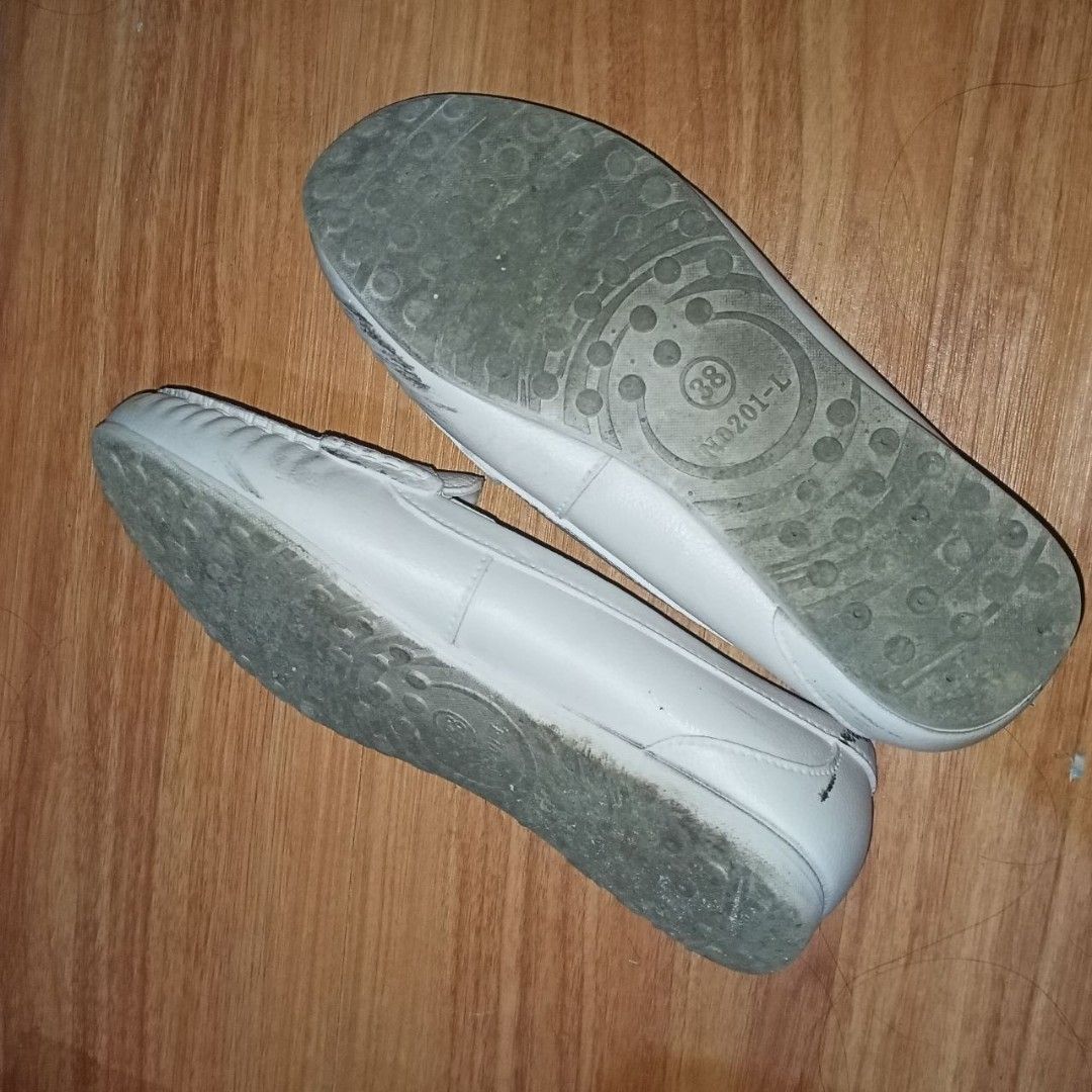 white medical shoes (Category: Shoe inserts) located in Marikina City. Submitted by seoksoo (Listing ID 1467906385, Image 3). Description: please see photos for the condition of the item. :).