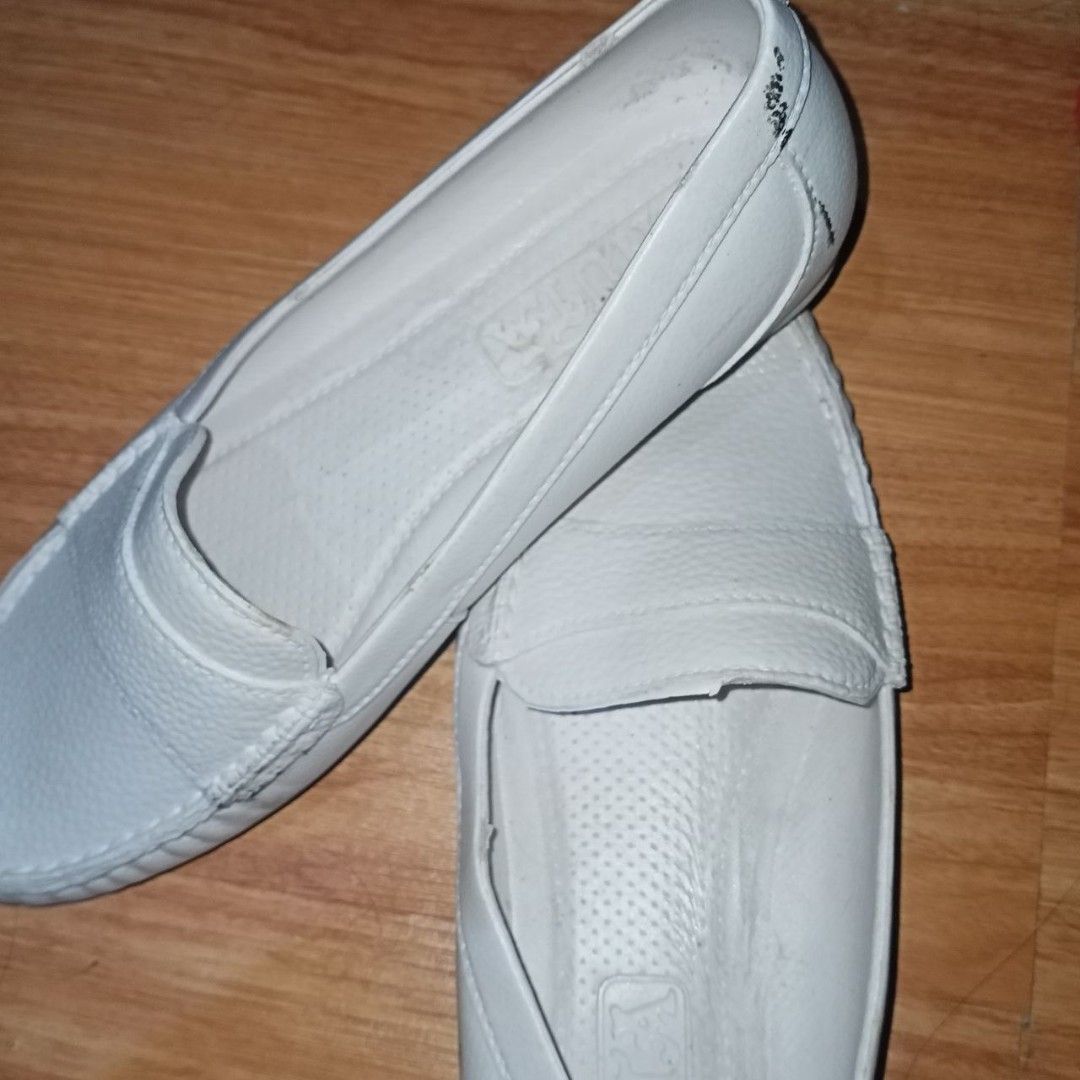 white medical shoes (Category: Shoe inserts) located in Marikina City. Submitted by seoksoo (Listing ID 1467906385, Image 2). Description: please see photos for the condition of the item. :).