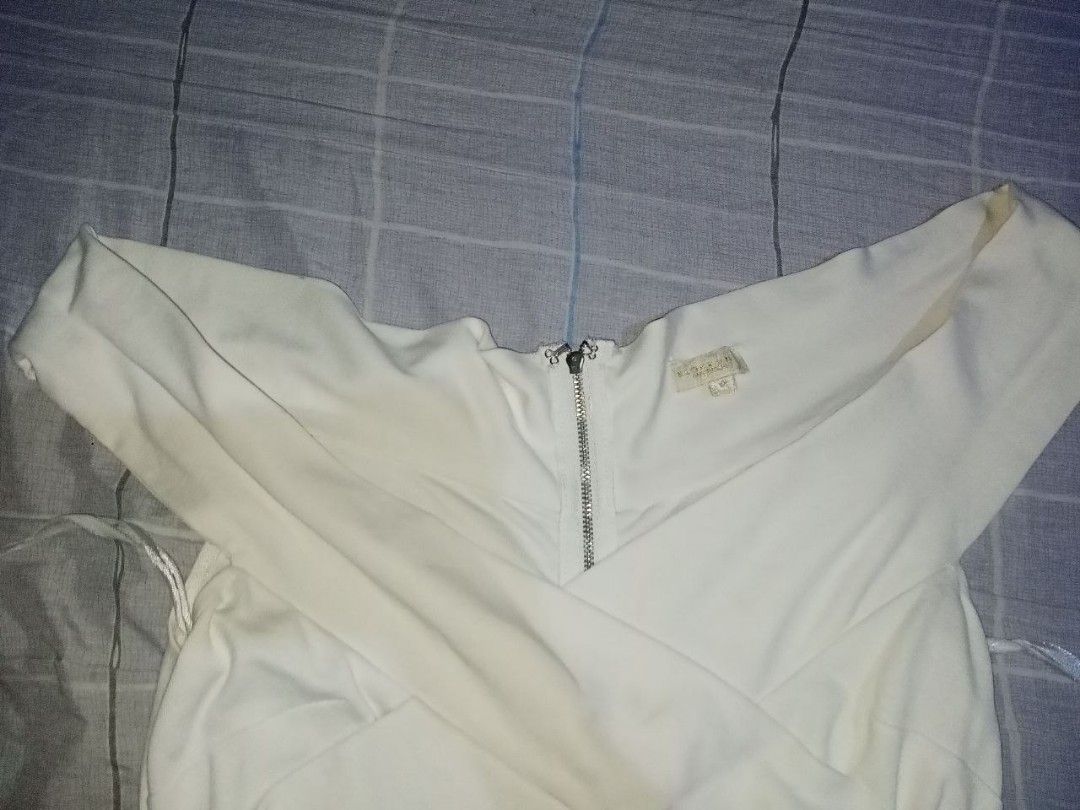 white off shoulder top (Category: Others Tops) located in Marikina City. Submitted by seoksoo (Listing ID 1467899947, Image 3). Description: .