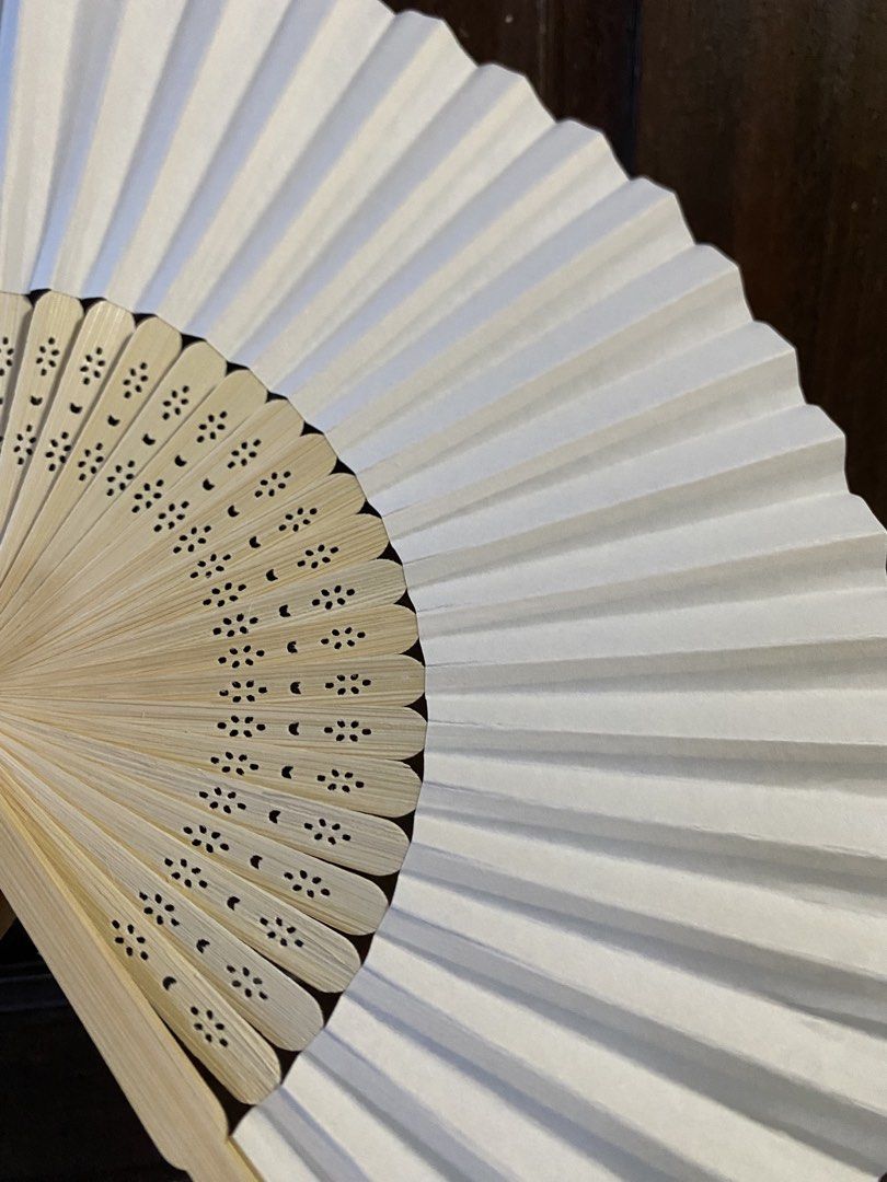 Bamboo White Paper Hand Fan Pamaypay (Category: Fans) located in Cainta. Submitted by stuff_4_sale_dump (Listing ID 1467932966, Image 1). Description: .