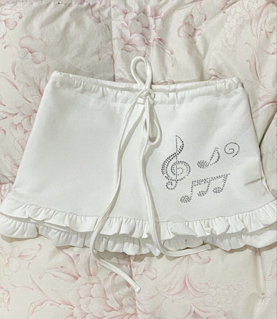 White Ruffle Skirt with Rhinestone Music Notes (Category: Skirts) located in Manila. Submitted by pinkpolly.mnla (Listing ID 1467950943, Image 1). Description: White mini skirt with rhinestone music notes and built in shorts from Japan 🎀 - size small and doesn’t come with a tag - no stains or tears - comes with shorts inside - in perfect condition 🎀 PLEASE READ ! 🎀 🎀 MOP : GCASH or Bank transfer 🎀 MOD : Lalamove 🎀 Buyer pays for shipping 🎀