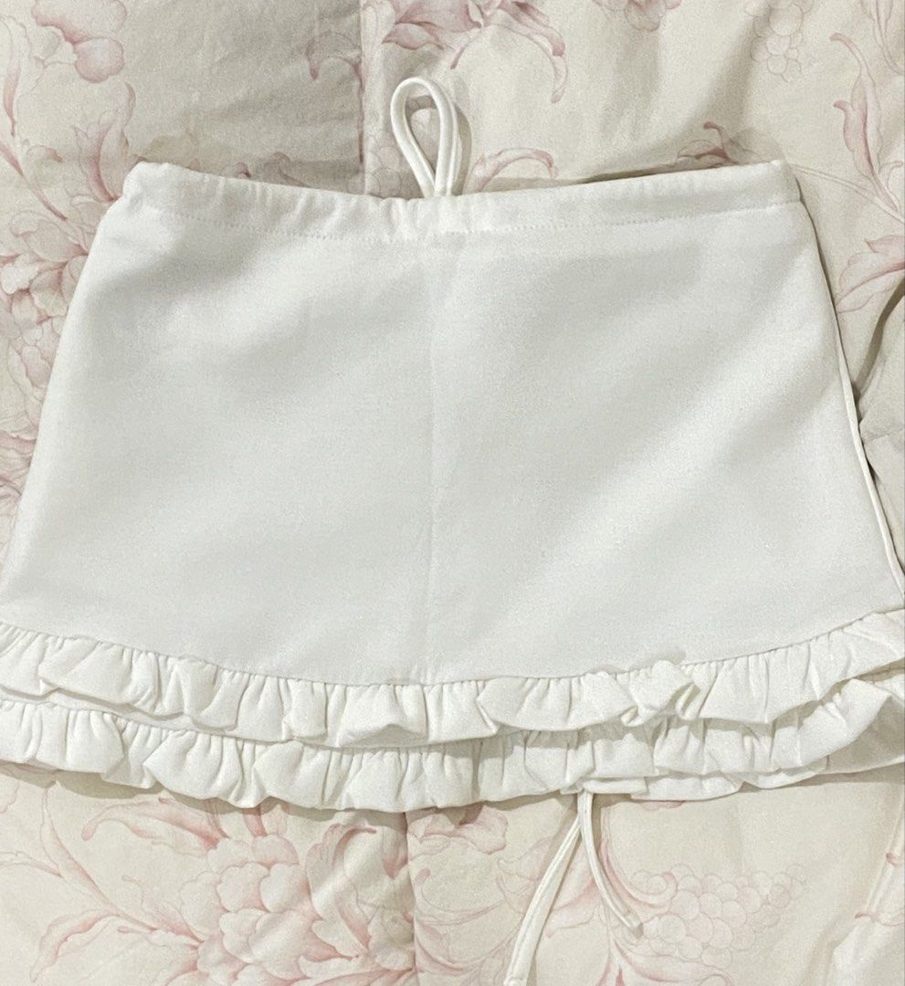 White Ruffle Skirt with Rhinestone Music Notes (Category: Skirts) located in Manila. Submitted by pinkpolly.mnla (Listing ID 1467950943, Image 3). Description: White mini skirt with rhinestone music notes and built in shorts from Japan 🎀 - size small and doesn’t come with a tag - no stains or tears - comes with shorts inside - in perfect condition 🎀 PLEASE READ ! 🎀 🎀 MOP : GCASH or Bank transfer 🎀 MOD : Lalamove 🎀 Buyer pays for shipping 🎀