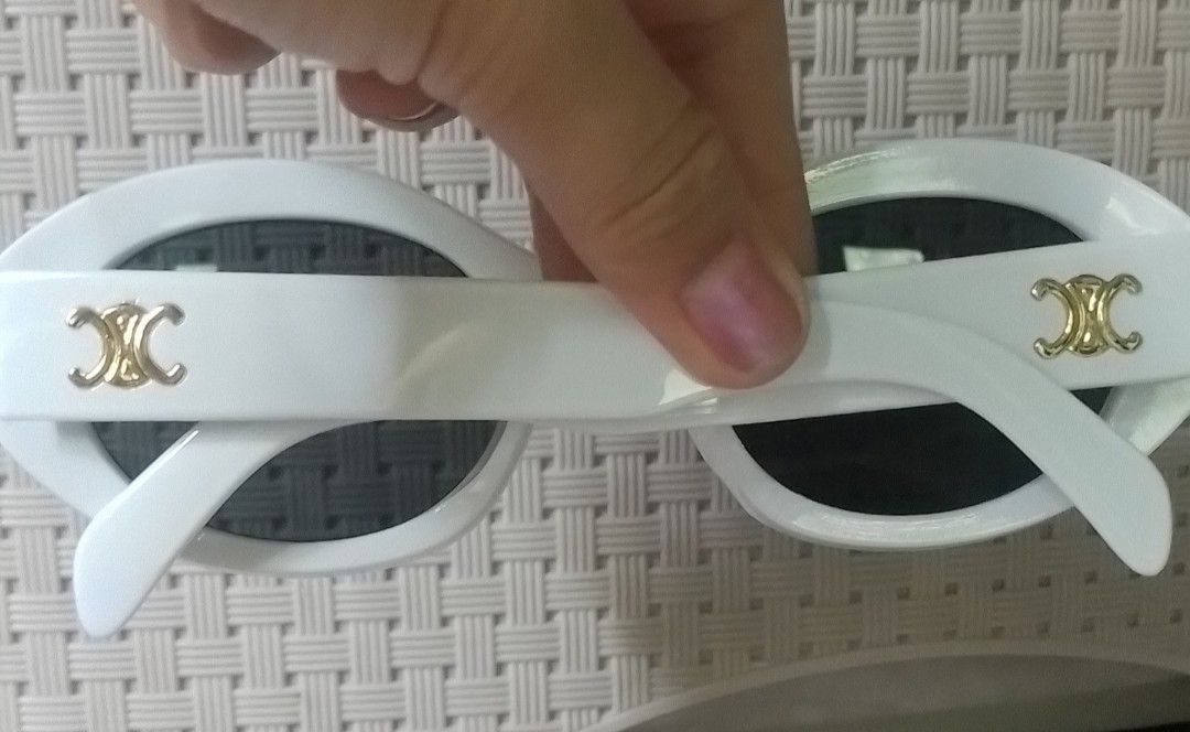 White Sunglasses (Category: Sunglasses & Eyewear) located in Batangas. Submitted by zenrez_shop (Listing ID 1467875022, Image 3). Description: White frame and black lense anti UV sunglasses. Perfect for beach outing, summer and trips..