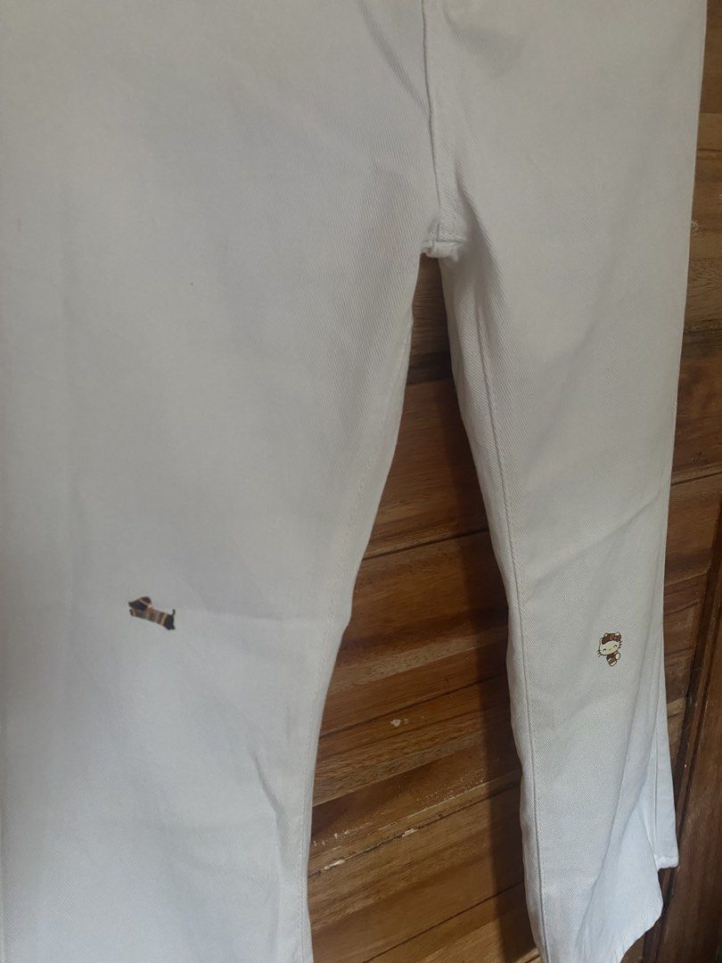 Wide Leg White Pants (Category: Jeans) located in Maramag. Submitted by 88forke (Listing ID 1467988596, Image 3). Description: -Never been used pants, proof showed in the picture. -Size 23-28 (stretchable).